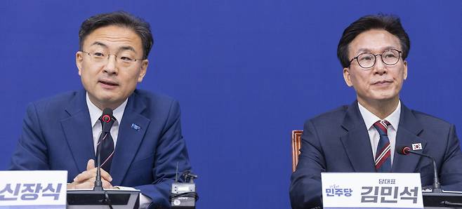 조국혁신당 신장식 대표(왼쪽)가 224일 취임 인사차 국회 내 조국혁신당을 방문한 더불어민주당 김민석 대표에게 인사말을 하고 있다. 연합뉴스