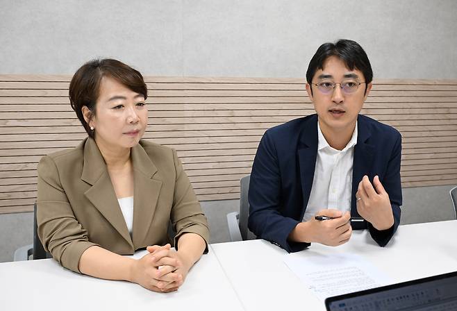 이준이(왼쪽) 부산대 기후과학연구소 교수와 윤세종 플랜1.5 변호사가 22일 서울 강남구의 한 공유오피스 회의실에서 국민일보와 만나 탄소중립법 개정안 등 한국 사회의 기후위기 대응 모습에 대해 이야기하고 있다. 최현규 기자