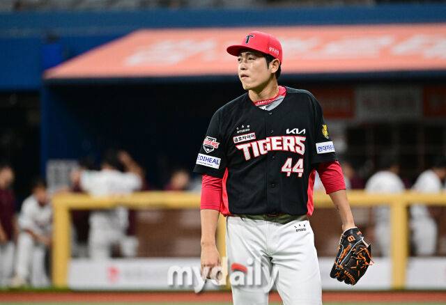2026년 8월 21일 오후 서울 고척스카이돔에서 열린 '2026 신한 SOL KBO리그' KIA 타이거즈와 키움 히어로즈의 경기. KIA 이태양이 6회말 1사 1루서 구원등판해 무실점으로 막은 뒤 더그아웃으로 들어가고 있다./마이데일리