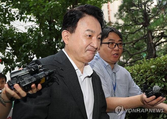 특검 출석하는 원희룡 전 장관 (과천=연합뉴스) 김성민 기자 = 원희룡 전 국토교통부 장관이 6일 양평고속도로 사업 백지화 과정에서 적법 절차를 지키지 않았다는 의혹 등의 조사를 위해 경기도 과천시 2차 종합특검 사무실로 출석하고 있다. 2026.8.6 ksm7976@yna.co.kr