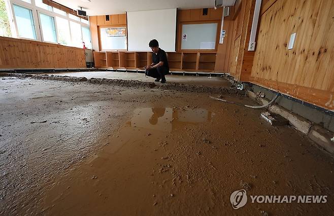침수 피해 학교 (거제=연합뉴스) 김동민 기자 = 24일 경남 거제시 장평초등학교에서 취재진이 최근 집중호우로 침수 피해를 본 학교 시설을 둘러보고 있다. 2026.8.24 image@yna.co.kr