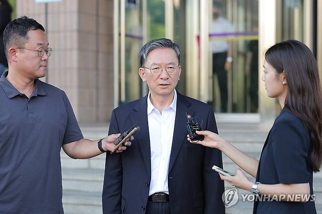 퇴근하는 정성호 법무부 장관 (과천=연합뉴스) 류영석 기자 = 정성호 법무부 장관이 24일 경기 정부과천청사 법무부 건물을 나서며 취재진의 질문에 답하고 있다.
이날 이재명 대통령은 정 장관이 제출한 사직서를 수리했다. 2026.8.24 ondol@yna.co.kr