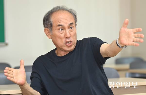 최근 30년 시간강사 생활을 끝낸 정일영 인하대 영미유럽문융합학부 초빙교수는 “우리 아이들을 좋은 곳에 취업 시키는 것이 지금 나의 유일한 희망이자 목표”라고 했다. 2026.8.25 /김용국기자 yong@kyeongin.com