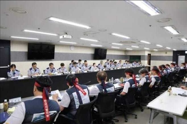 한국GM 노사가 임단협 교섭을 하고 있다./전국금속노동조합 한국GM지부