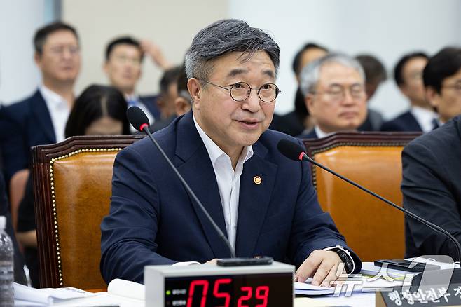 윤호중 행정안전부 장관이 24일 서울 여의도 국회에서 열린 제438회 국회(임시회) 행정안전위원회 제1차 전체회의에 출석해 의원 질의에 답하고 있다. 2026.8.24 ⓒ 뉴스1 유승관 기자