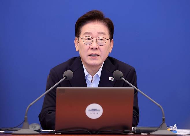 이재명 대통령이 25일 청와대에서 열린 제37회 국무회의에서 머리발언을 하고 있다. 청와대사진기자단