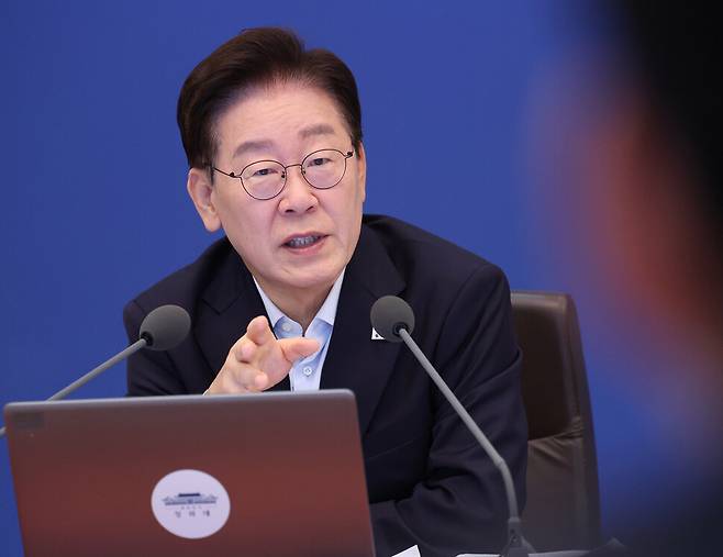 이재명 대통령이 25일 청와대에서 열린 국무회의에서 발언하고 있다. 청와대사진기자단