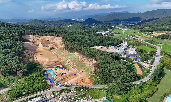 지난달 21일 전남광주 장성군 동화면 구룡리 345kV 신장성변전소 건설 현장에서 터를 다지는 작업이 진행되고 있다. 장성=장련성 기자