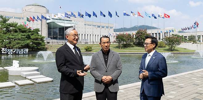 국방부가 3개 사관학교를 통합해 국군사관학교 신설을 추진하자 반발해온 육·해·공사관학교 총동창회장들이 24일 전쟁기념관에서 만나 "정치적 의도로 강행하는 통폐합은 반드시 저지하겠다"며 결의를 다졌다. 왼쪽부터 박판준(육사 36기), 이범림(해사 36기), 황성진(공사 33기) 총동창회장. 우상조 기자