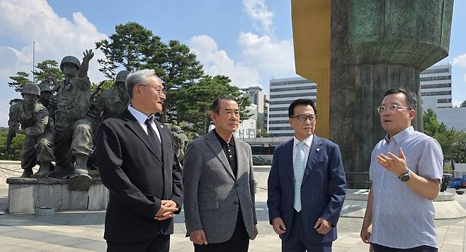 장세정 논설위원(오른쪽)의 사회로 진행한 육·해·공 사관학교 총동창회장 좌담회. 우상조 기자