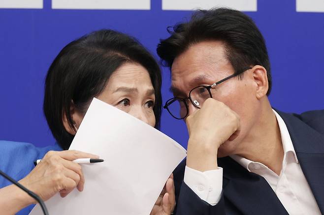 24일 오전 국회에서 더불어민주당 최고위원회의가 열렸다. 김민석 당대표와 최민희 최고위원이 대화하고 있다. 장진영 기자