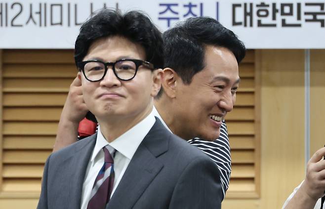 오세훈(오른쪽) 서울시장과 한동훈 의원이 25일 서울 여의도 국회 의원회관에서 열린 제10차 대한민국 미래혁신포럼 세미나에서 참석자들과 인사하고 있다. 이병주 기자