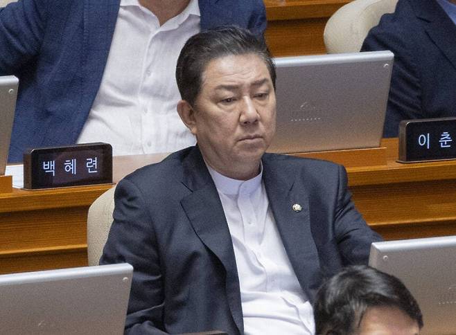 무소속 김병기 의원이 지난달 20일 국회에서 열린 7월 임시국회 제1차 본회의에 참석해 있다. 연합뉴스