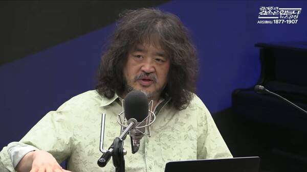 ▲김어준 씨가 2026년 6월25일 유튜브 김어준의 겸손은 힘들다 뉴스공장에서 현재 이재명 대통령 지지율 하락 현상을 두고 코어 지지층이 빠지는 것이라는 논리를 설명하고 있다. 사진=김어준의 겸손은 힘들다 뉴스공장 영상 갈무리