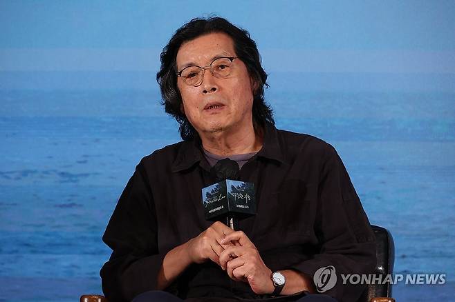 인사말하는 영화 '가능한 사랑'의 이창동 감독 (서울=연합뉴스) 류효림 기자 = 이창동 감독이 25일 서울 마포구 호텔 나루 서울 엠갤러리에서 열린 넷플릭스 영화 '가능한 사랑' 제작발표회에서 인사말을 하고 있다. 2026.8.25 ryousanta@yna.co.kr