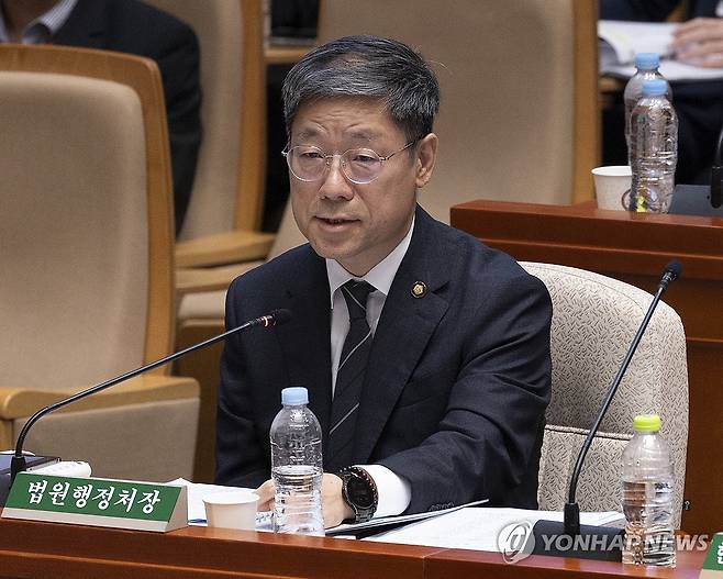 의원 질의에 답하는 노경필 법원행정처장 (서울=연합뉴스) 황광모 기자 = 노경필 법원행정처장이 25일 국회에서 열린 예산결산특별위원회에서 열린 2025 회계연도 결산 종합질의에 출석해 국민의힘 윤용근 의원의 질의에 답하고 있다. 2026.8.25 hkmpooh@yna.co.kr