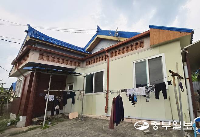 폭염중대경보가 이어지던 지난 7일 라오스 국적 계절근로자가 작업 중 실종, 숨진 채 발견됐다. 사진은 숨진 작업자가 일하던 농장과 약 5.5㎞ 떨어진 여주시 가남읍 소재 계절근로자 숙소의 모습. 임채운기자