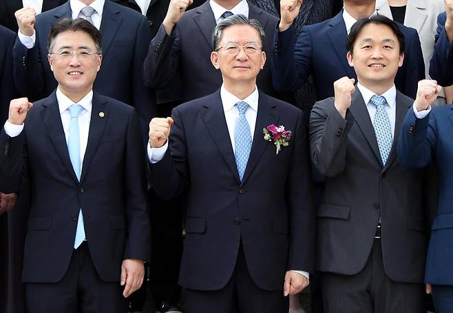 정성호 법무부 장관이 26일 오후 경기 과천시 정부과천청사에서 열린 이임식을 마친 뒤 직원들과 기념촬영 하고 있다.
뉴시스