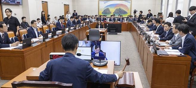 국회 정무위원회 위원장인 더불어민주당 유동수 의원이 26일 국회에서 정무위 전체 회의를 개회하고 있다. (사진=연합뉴스)