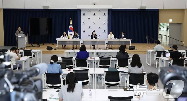 이현정 행정안전부 지방세제국장이 25일 오전 세종시 도움로 정부세종청사 중앙동 브리핑실에서 열린 ‘2026년 지방세제 개편안 정책 설명회’에서 개편안의 주요 내용을 발표하고 있다. (행정안전부 제공. 재판매 및 DB금지) 2026.8.25 ⓒ 뉴스1