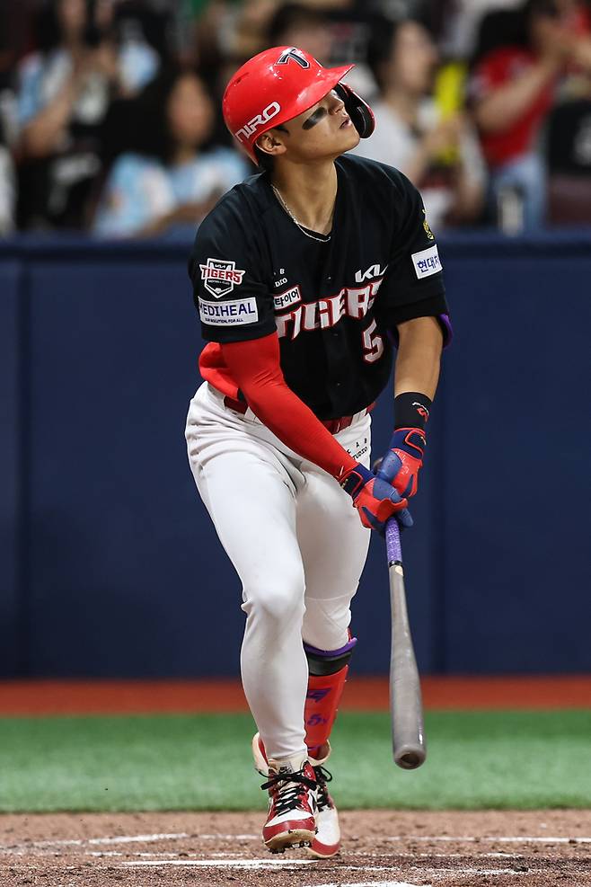 KIA 김도영이 23일 고척스카이돔에서 열린 2026 KBO리그 정규시즌 키움전에서 시즌 38호 홈런을 때린 후 타구를 바라보고 있다. 사진 | KIA 타이거즈