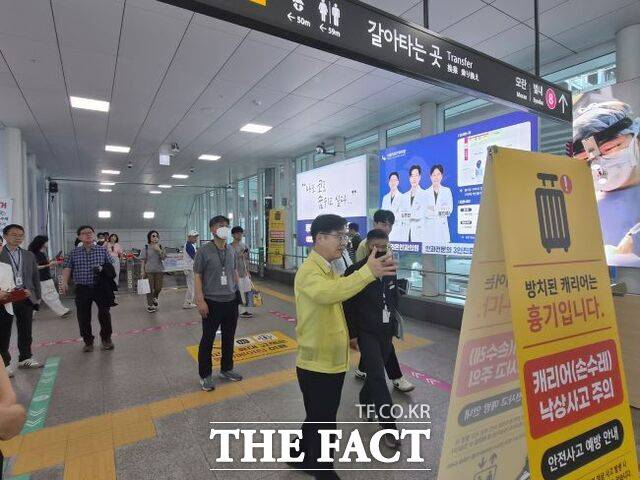 국내 최장 길이의 구리역 에스컬레이터를 점검 중인 김규식 경기도 안전관리실장. /경기도
