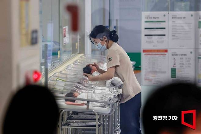 통계청이 지난해 출생아 수가 23만 8300명으로 1년 전보다 8300명 늘었다고 발표한 가운데 27일 인천 미추홀구 아인병원 신생아실에서 의료진이 신생아를 보살피고 있다. 2025.2.27. 강진형 기자