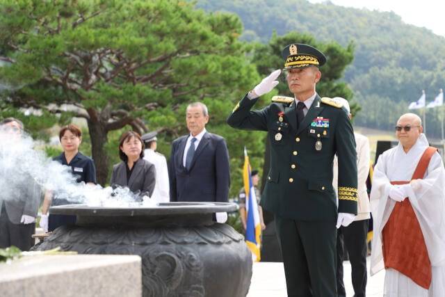 2024년 이수득 8사단장이 '영천대첩' 전승기념행사에서 분향을 한 뒤 경례하고 있다. /8사단