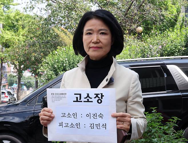 이진숙 국민의힘 의원(당 미디어위원장)이 24일 서울 영등포경찰서에서 자신을 '여자 히틀러'라고 표현한 김민석 더불어민주당 대표를 모욕 혐의로 고소장을 접수하기 위해 민원실로 향하고 있다. 2026.8.24 ⓒ 뉴스1 김성진 기자