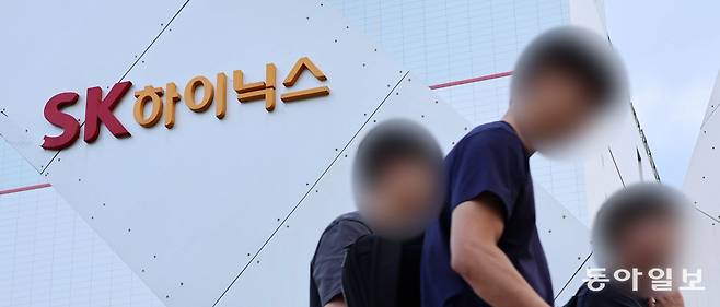 성과급의 60%를 자사주로 지급하기로 한 SK하이닉스 노사의 2026년 임금·단체협약(임단협) 잠정 합의안이 노조 투표에서 부결된 25일 오후 경기 이천시 SK하이닉스 본사의 직원들이 퇴근하는 모습. 이천=전영한 기자 scoopjyh@donga.com