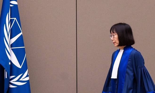 아카네 토모코 국제형사재판소(ICC) 소장이 지난 2024년 판결 선고를 위해 법정에 들어서고 있다. AP 연합뉴스