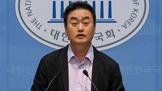 발언하는 진보당 홍성규 대변인