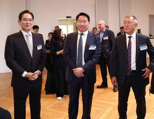 이재용 삼성전자 회장(왼쪽부터)과 최태원 SK그룹 회장, 정의선 현대차그룹 회장, 젠슨 황 엔비디아 CEO가 24일(현지시간) 미국 샌프란시스코 미드웨이에서 열린 AI 서밋에 참석해 있다. 2026.7.25/뉴스1