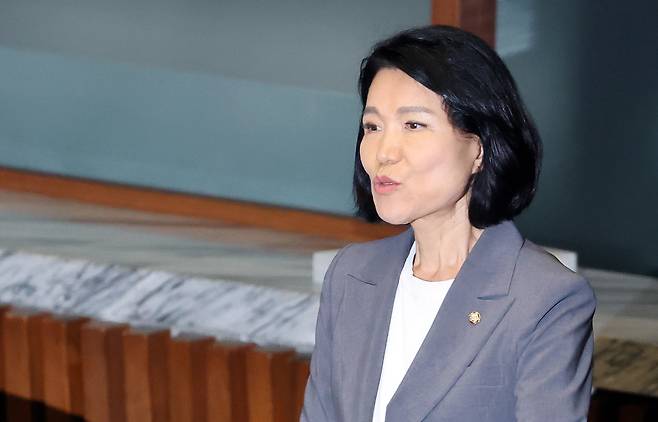26일 국회에서 열린 본회의에서 이진숙 국민의힘 의원이 자신에 대한 제명 촉구 결의안이 상정되자 무기명 투표에 앞서 퇴장하고 있다. 연합뉴스