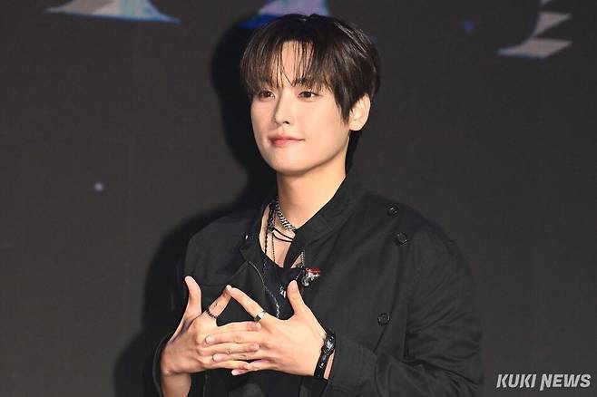 그룹 SF9 인성이 26일 서울 마포구 큐브컨벤션센터에서 열린 정규 2집 ‘TENACITY’ 발매 프레스 쇼케이스에서 포즈를 취하고 있다.