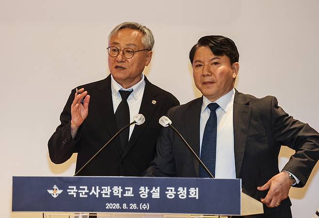 박판준 육군사관학교 총동창회장(왼쪽)이 26일 오후 서울 용산구 국방컨벤션에서 열린 국군사관학교 창설 공청회에서 김홍철 국방부 정책실장의 발언 중 올라와 말하고 있다. 임세준 기자