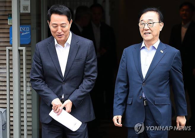 대화하며 나서는 김윤덕 장관-오세훈 서울시장 (서울=연합뉴스) 김성민 기자 = 김윤덕 국토교통부 장관(오른쪽)과 오세훈 서울시장이 26일 서울 모처의 한 식당에서 용산공원을 활용한 주택 공급 등 서울 주택 문제를 협의한 뒤 나서고 있다. 2026.8.26 ksm7976@yna.co.kr