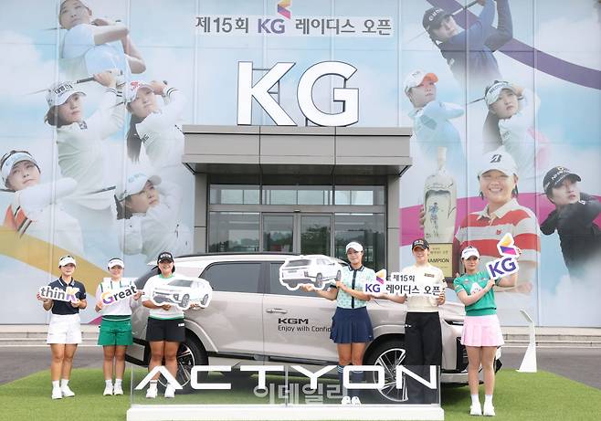 왼쪽부터 전예성, 이다연, 신다인, 서교림, 방신실, 박현경이 26일 경기도 용인시의 써닝포인트CC에서 열린 '제15회 KG 레이디스 오픈' 공식 포토콜에서 포즈를 취하고 있다.(사진=이데일리 이영훈 기자)