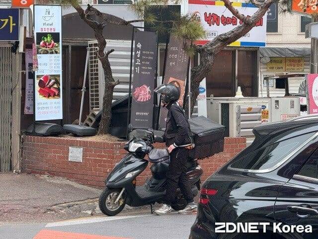 서울 시내 한 음식점에서 배달 기사가 음식을 수취하고 있다