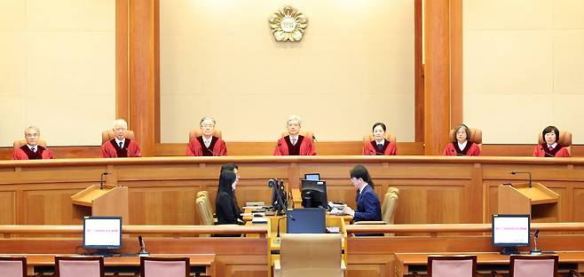 김상환(가운데) 헌법재판소장 등 헌법재판관들이 27일 서울 종로구 헌법재판소에서 병역법 제76조 위헌확인 등 8월 심판사건에 대한 선고를 하기 위해 대심판정에 앉아 있다. /뉴시스