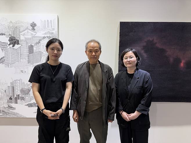 '은유의 시학' 기획전에 참여한 (왼쪽부터)허주혜·김선두·채효진 작가가 27일 대전복합터미널 DTC아트센터 전시장에서 작품을 배경으로 기념촬영을 하고 있다. 황희정 기자