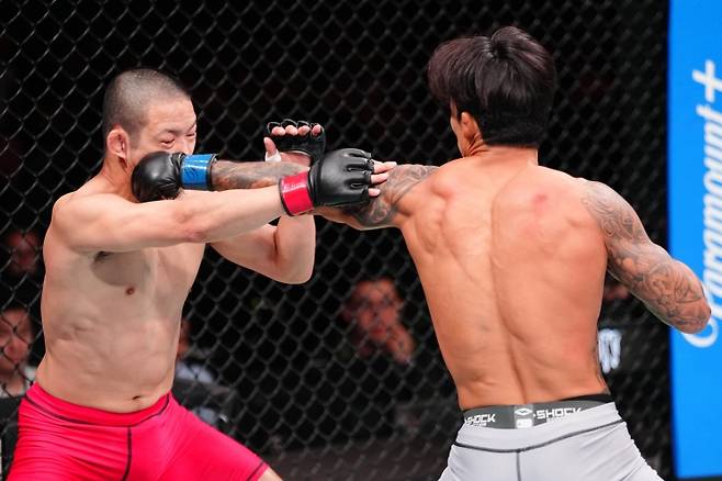 송영재(오른쪽)가 아오이 진의 안면에 타격을 넣는 모습. 사진=UFC