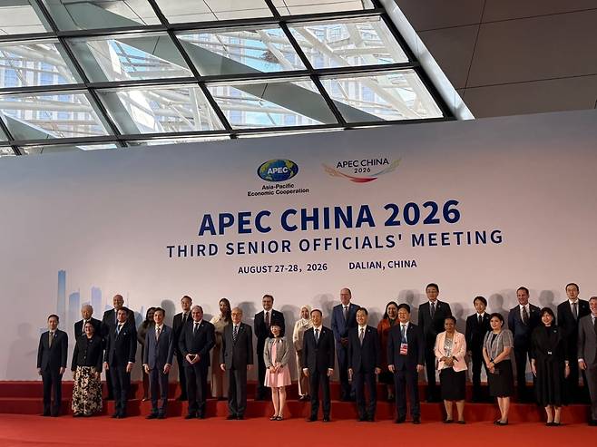 27일 중국 랴오닝성 다롄국제회의센터에서 아시아태평양경제협력체(APEC) 제3차 고위관리회의(SOM3) 본회의가 열렸다. 오는 11월 18~19일 선전에서 열리는 APEC 정상회의로 가는 핵심 실무 관문으로 이번 회의에는 21개 회원경제와 APEC 사무국 관계자 등 2300여 명이 참석했다. 다롄=김은정 특파원