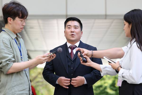 김현태 전 육군 특수전사령부 707특수임무단장이 27일 서울 서초구 서울중앙지방법원에서 열린 내란중요임무종사 혐의 관련 1심 선고공판에 출석하기 전 취재진 질문에 답하고 있다. 연합뉴스