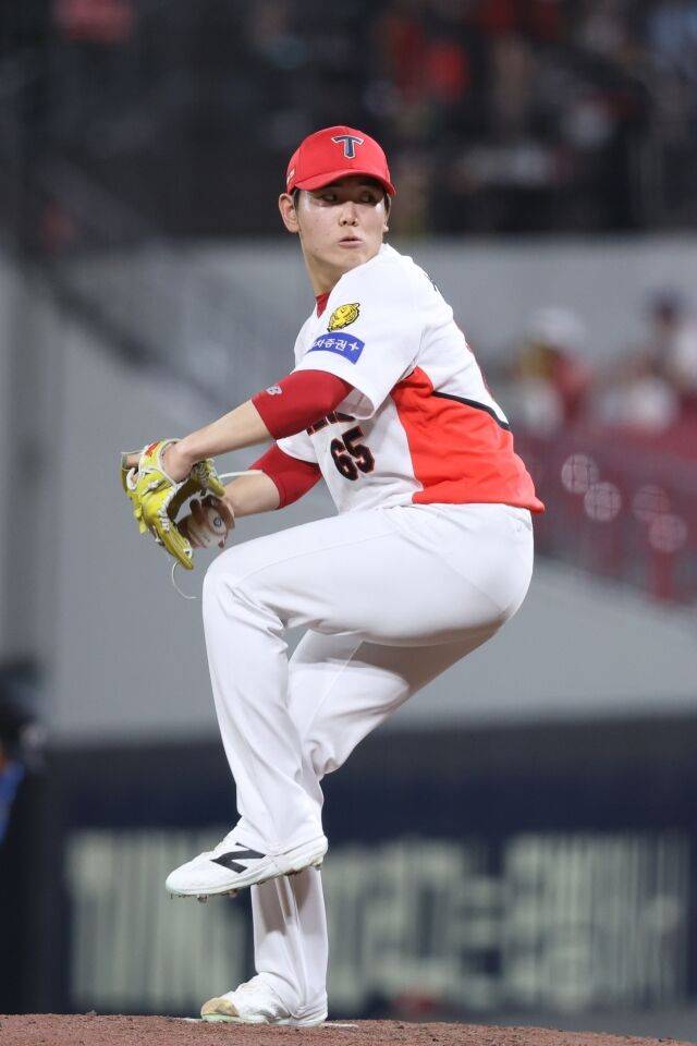 KIA 타이거즈 성영탁이 25일 광주 KIA챔피언스필드에서 열린 롯데 자이언츠와의 홈 경기서 투구하고 있다./KIA 타이거즈 제공