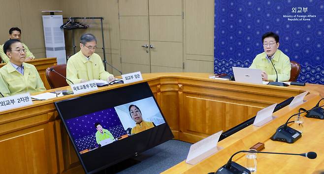 이재명 대통령이 27일 서울 외교부 청사에서 네팔 홍수 피해 대응 긴급회의를 주재하고 있다. 화상 회의 참석자는 조아름 주네팔 대사 대리 ⓒ연합뉴스