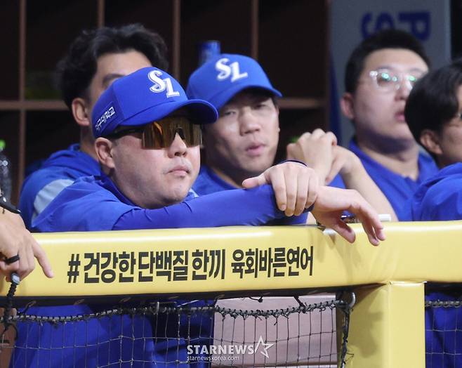 2026 신한 SOL KBO리그 키움 히어로즈 대 삼성 라이온즈 경기가 25일 서울 고척스카이돔에서 열렸다. 삼성 박진만 감독이 9회말 3-3 상황에서 키움 공격을 바라보고 있다. /사진=김진경 kim.jinkyung@