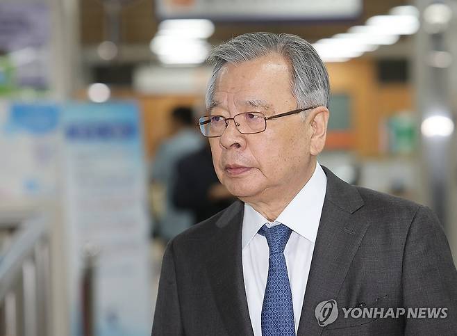 박영수 전 특별검사 2심 속행공판 출석 (서울=연합뉴스) 박동주 기자 = 이른바 '50억 클럽'에 연루돼 재판에 넘겨진 박영수 전 특별검사가 15일 서울 서초구 서울고법에서 열린 2심 속행공판에 출석하고 있다. 2026.7.15 pdj6635@yna.co.kr