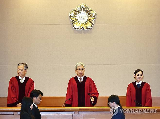 헌재 헌법소원 선고 (서울=연합뉴스) 신준희 기자 = 27일 종로구 헌재에서 김상환 헌법재판소장과 헌법재판관들이 헌법소원 선고를 위해 입장하고 있다. 2026.8.27 hama@yna.co.kr