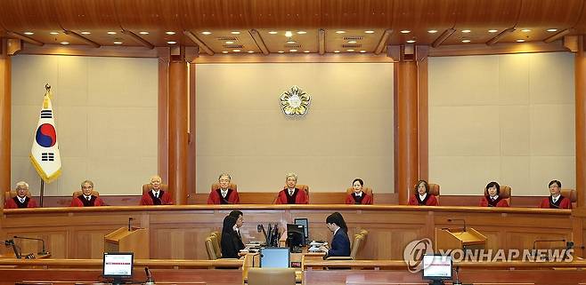 헌재 헌법소원 선고 (서울=연합뉴스) 신준희 기자 = 27일 종로구 헌재에서 김상환 헌법재판소장과 헌법재판관들이 헌법소원 선고를 앞두고 자리에 앉아 있다. 2026.8.27 hama@yna.co.kr